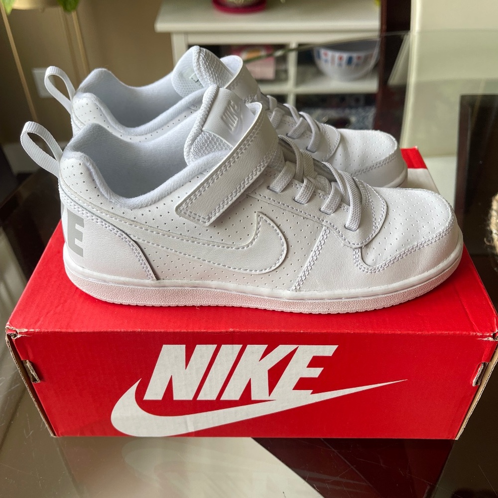Nike court borough low size 2Y
